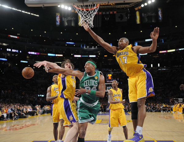 詹姆斯再一次征服反对者,皮尔斯称其早已成为历史第一人!